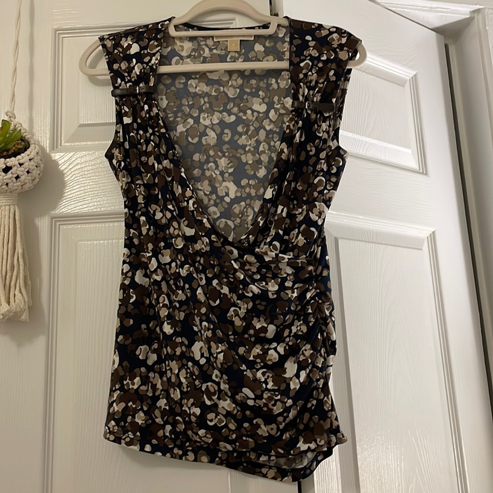 Michael Kors ruched top Sz. M Brown with pattern. Leather straps on sleeves.
